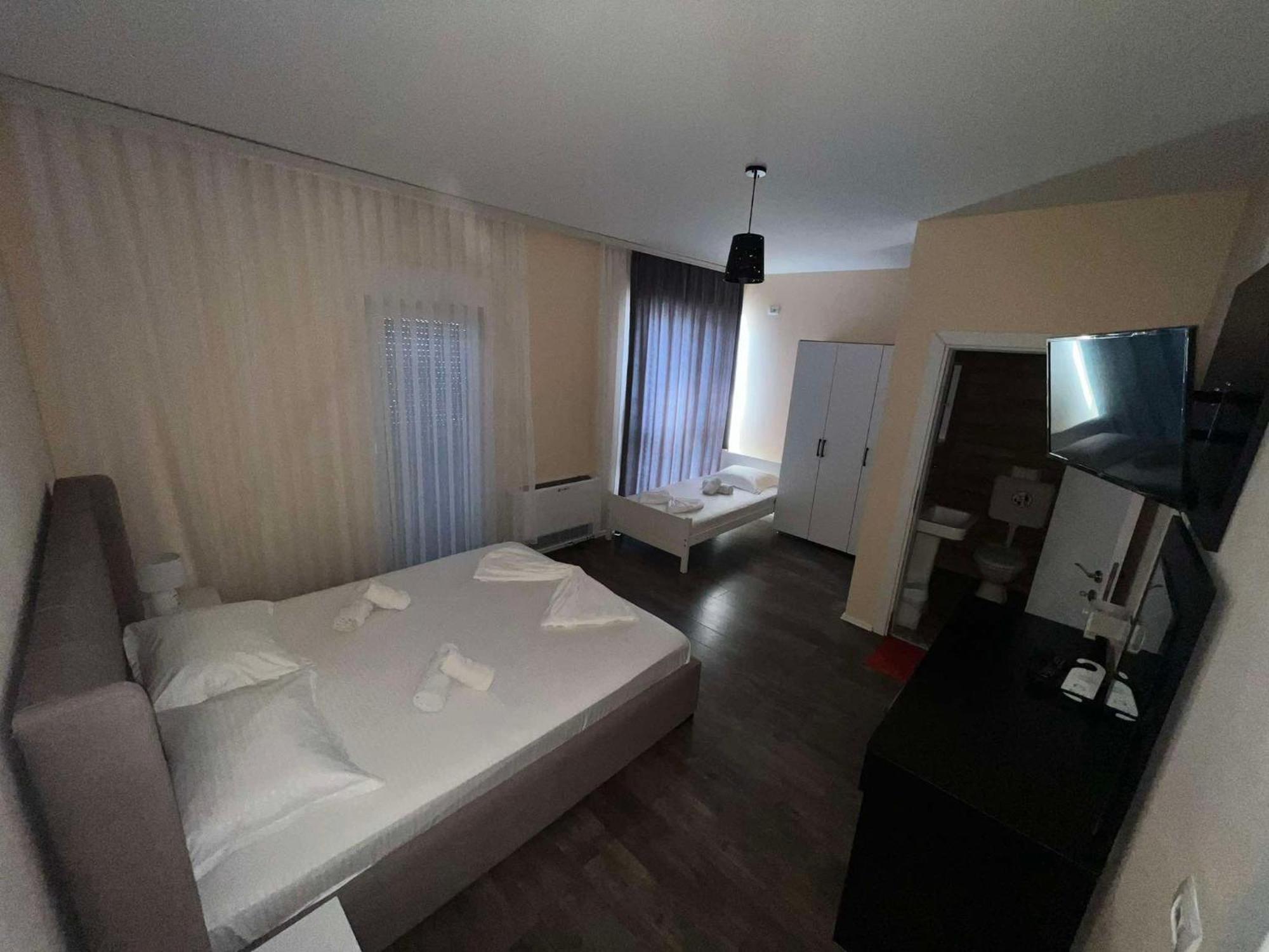Hotel & Restaurant Frida Gjakova Bagian luar foto